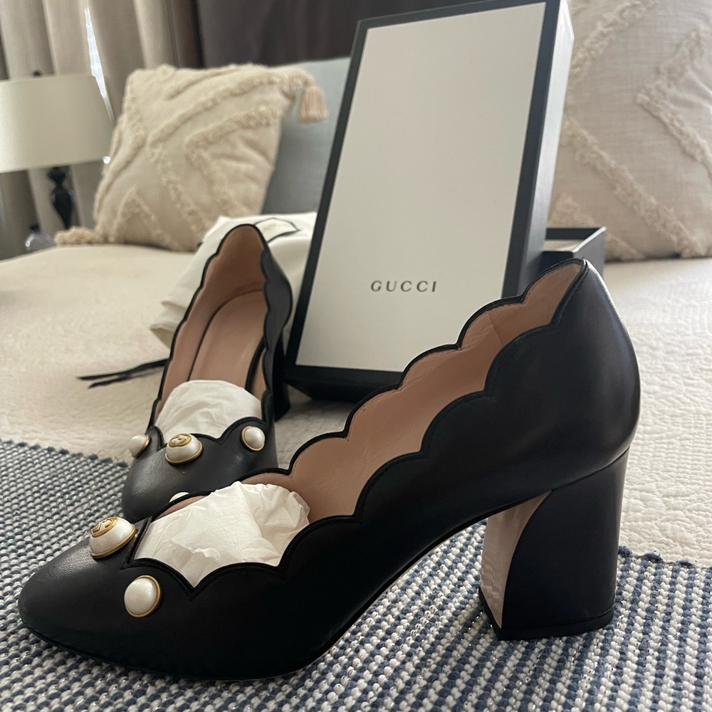 GUCCI GG Pearl black leather scalloped edge round toe chunky heel pump. Size 39